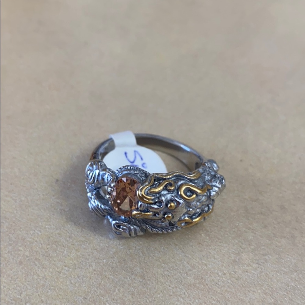 Size 6 beautiful dragon ring holding a Crystal. Brand new! 🐉